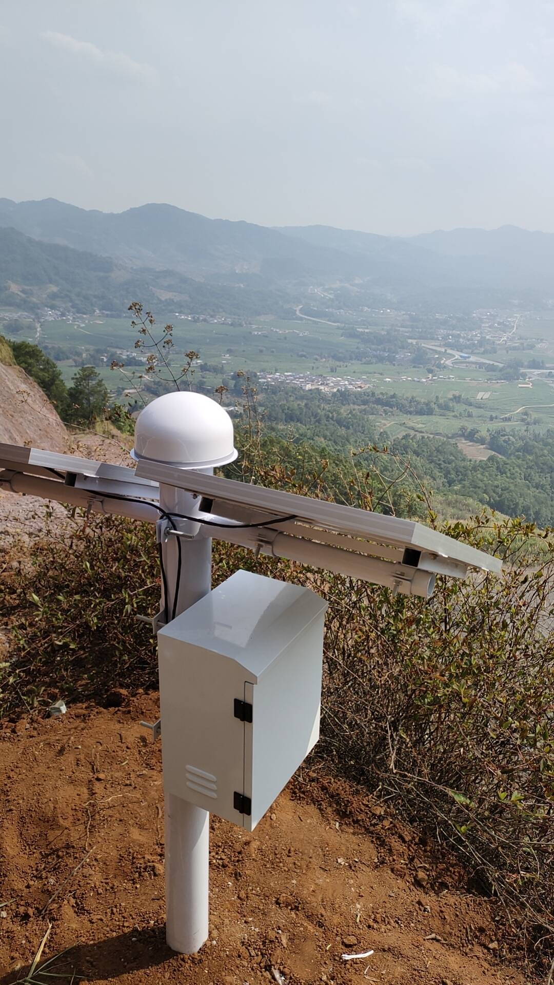 德宏州梁河县芒东镇户那村竹平山采石场位移监测站 (2).jpg