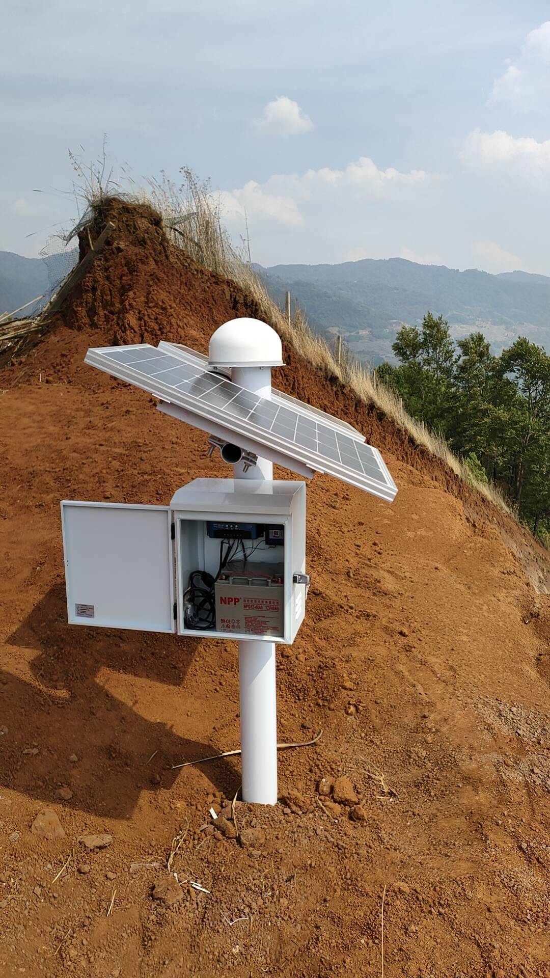 德宏州梁河县芒东镇户那村竹平山采石场位移监测站 (3).jpg