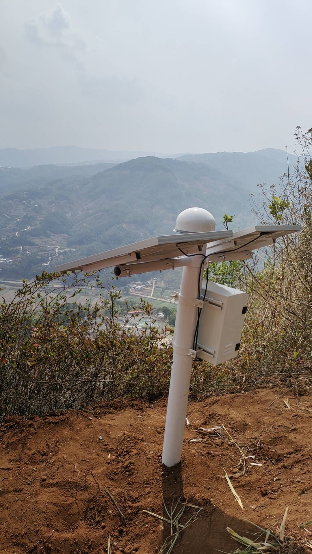 德宏州梁河县芒东镇户那村竹平山采石场位移监测站 (4).jpg